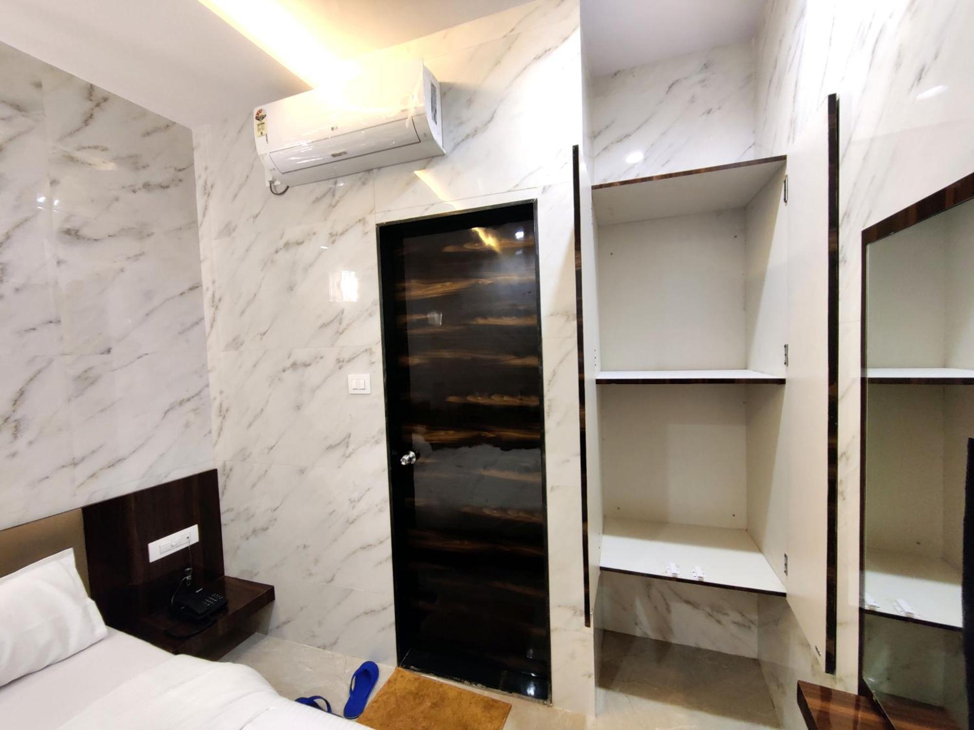 Hotel Comfy Inn ムンバイ エクステリア 写真