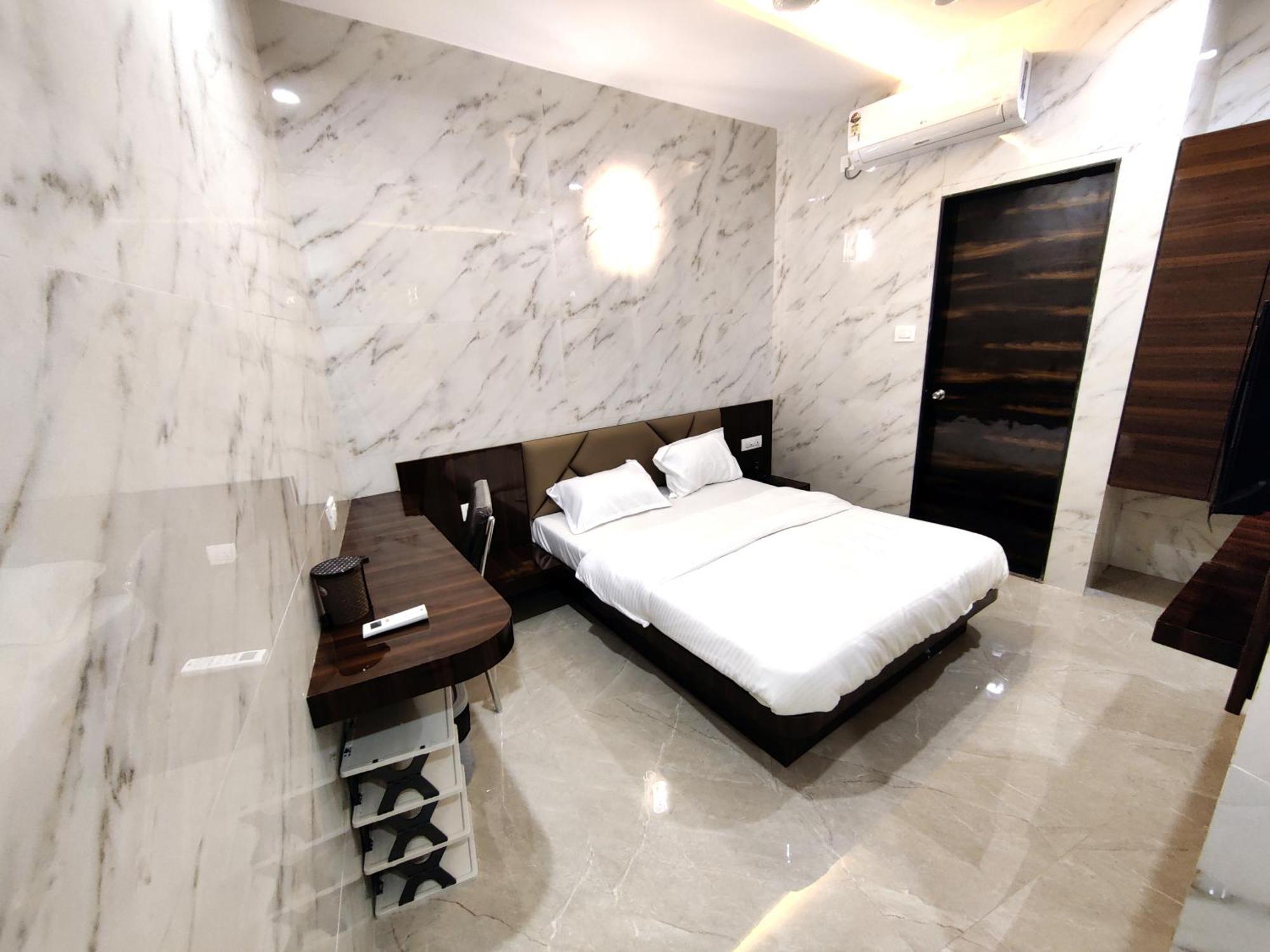 Hotel Comfy Inn ムンバイ エクステリア 写真