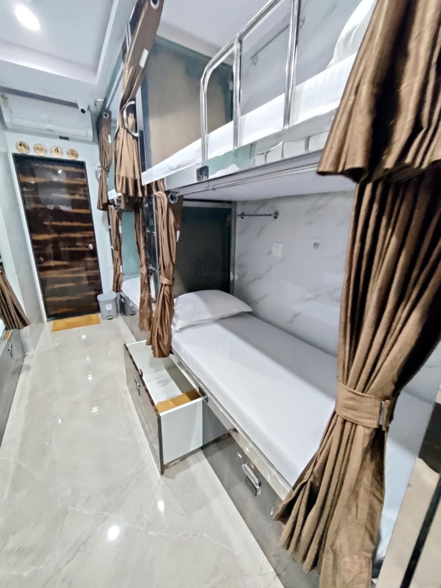 Hotel Comfy Inn ムンバイ エクステリア 写真